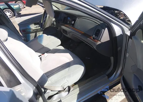 2002 Ford Crown Victoria Standard z USA, uszkodzony, nr VIN 2FAFP73W72X150230